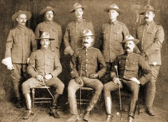 Un groupe de volontaires de la police montée du Nord-Ouest, Montréal, Canada